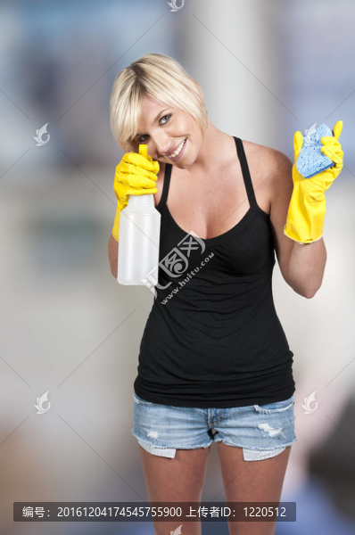 女人打掃房子