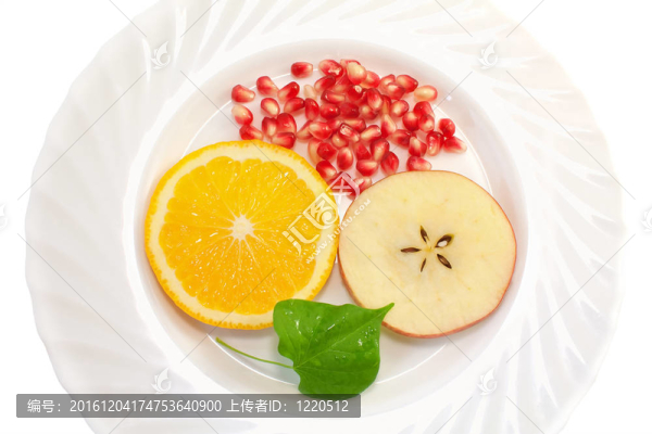 盤子上的水果；白色的