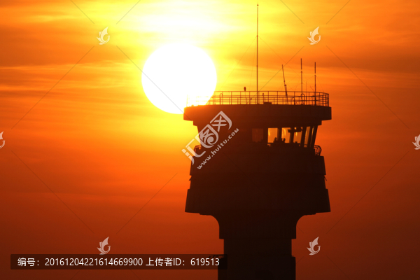 夕陽映襯下的空管塔臺