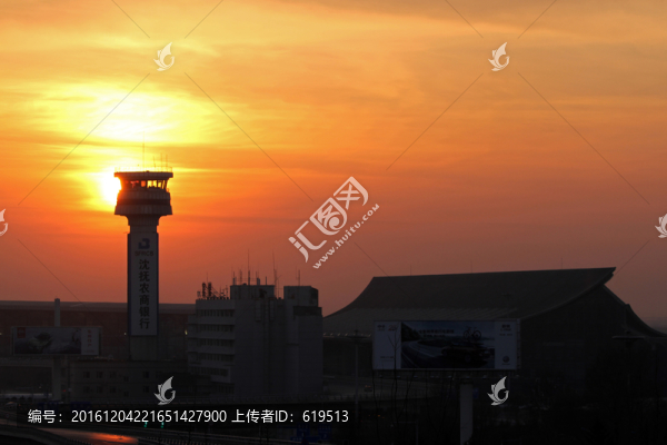 夕陽(yáng)下的機(jī)場(chǎng)