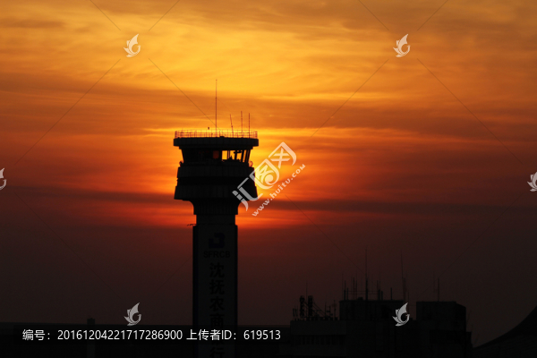 夕陽晚霞中的空管塔臺