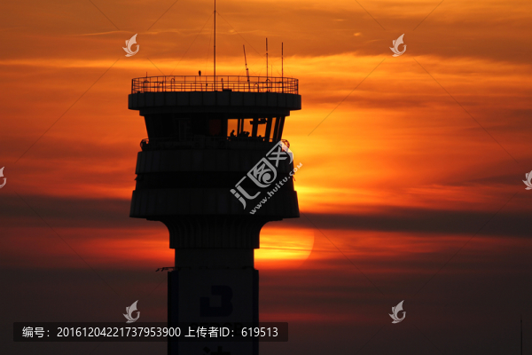 夕陽晚霞中的空管塔臺(tái)