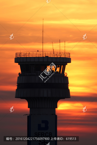 夕陽晚霞中的空管塔臺(tái)