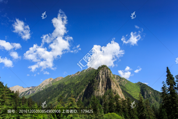 九寨溝高山森林藍(lán)天白云