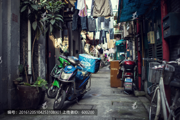 上海弄堂的外賣摩托車
