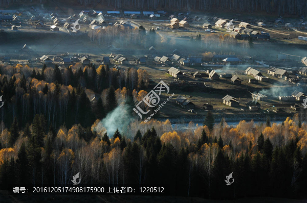 秋日清晨樹(shù)林中的一個(gè)小村莊