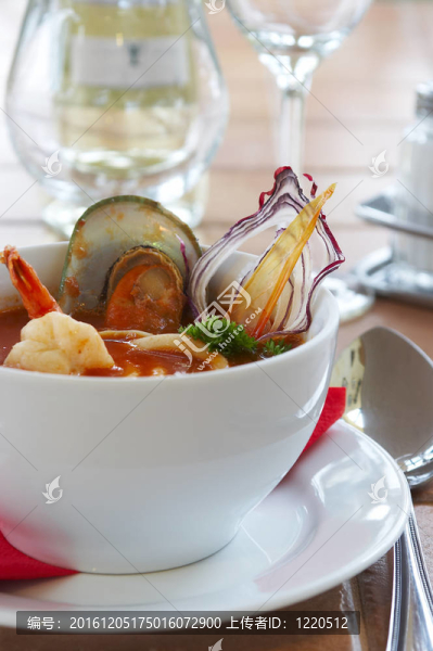 餐廳餐桌上的美味湯