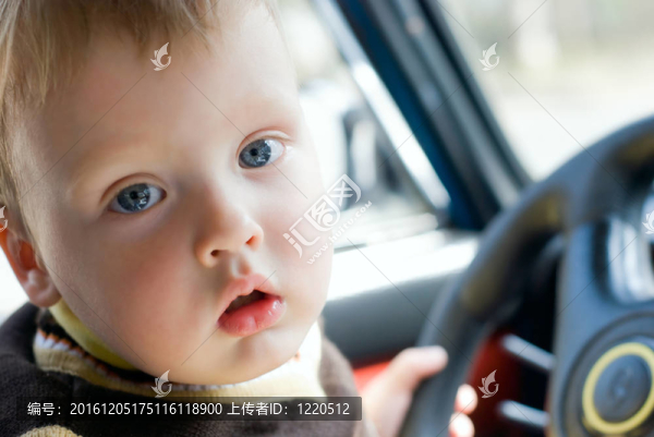 一個(gè)開(kāi)車(chē)的小男孩