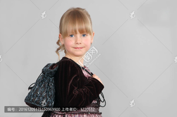 穿裙子的女孩