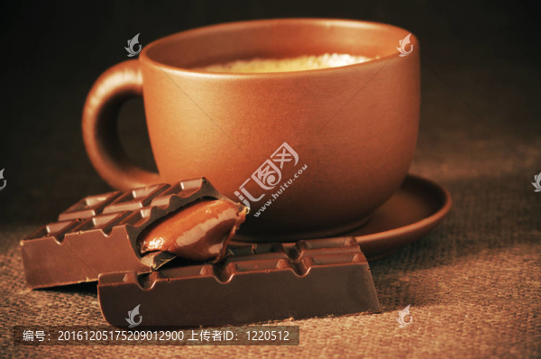 一杯咖啡和巧克力