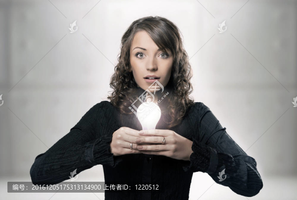 抱著燈泡的小女孩