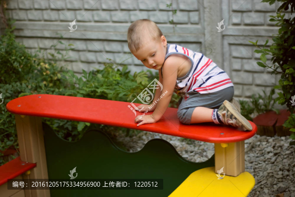 操場(chǎng)上的一個(gè)小男孩