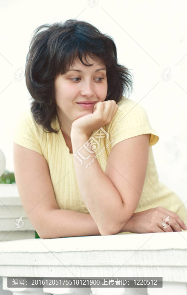 一個(gè)美麗的棕色硬女人肖像