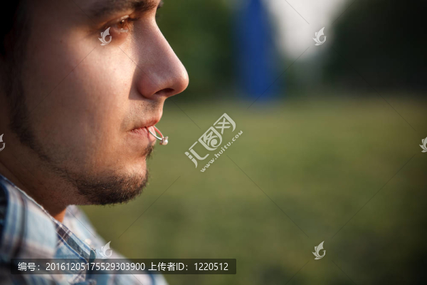 帶戒指的英俊男子