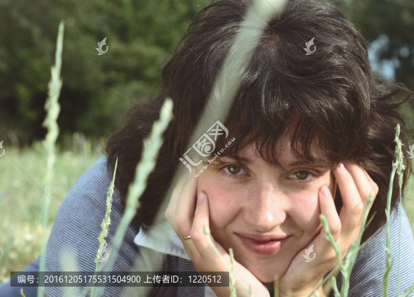 草地上的一個(gè)年輕女子