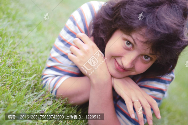 草地上的一個(gè)年輕女子