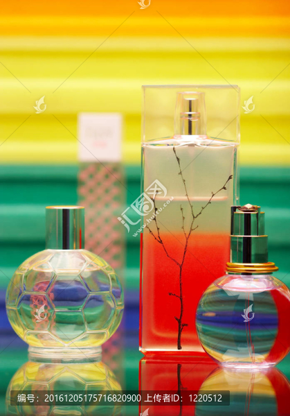 用香水玻璃瓶。帶反射的彩色背景。