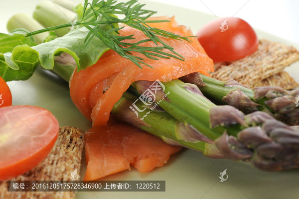 煙熏鮭魚和蘆筍