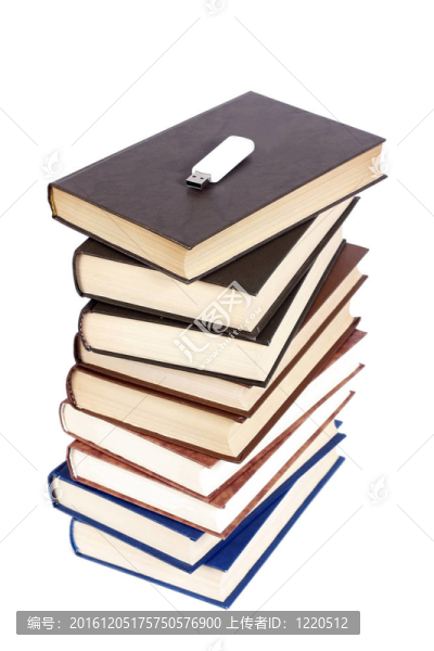 白色背景下的書籍和閃存驅(qū)動器堆疊