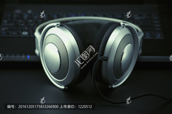 耳機(jī)和鍵盤(pán)