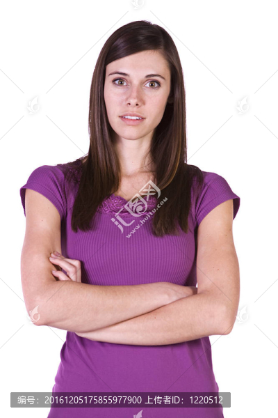 可愛的女人交叉雙臂