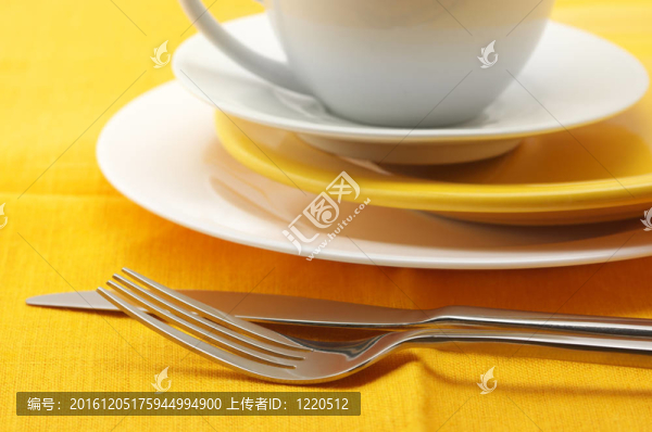 黃色和白色的餐具