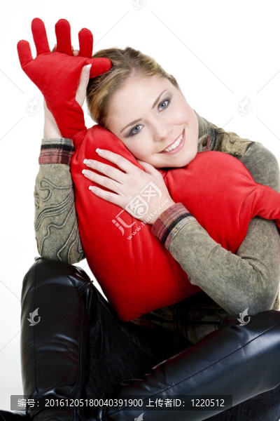 女人抱著一顆心的肖像