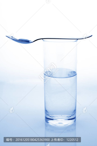 水；湯匙和藥丸