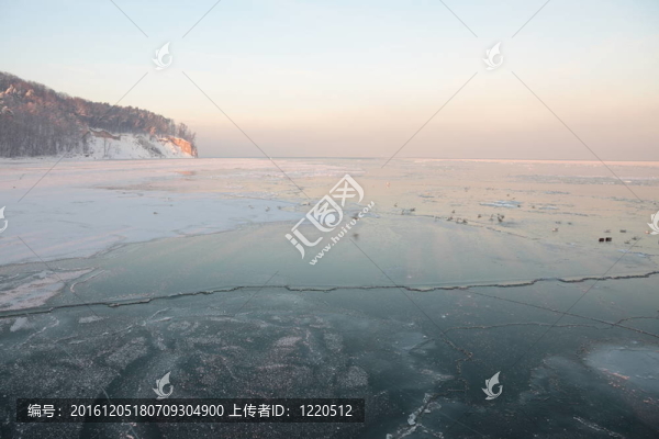 日落的海-冰-浮冰。波蘭；格丁尼亞