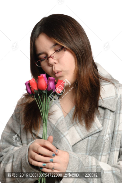 少女捧著玫瑰