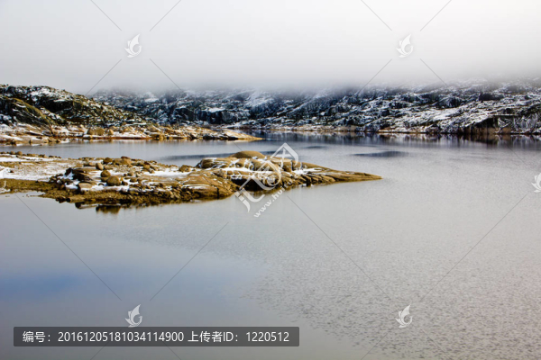 山地景觀；湖泊與霧