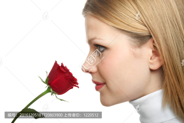 年輕貌美的女人配一朵紅玫瑰