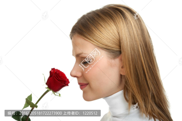年輕貌美的女人配一朵紅玫瑰