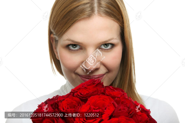 年輕貌美的女人帶著一束玫瑰