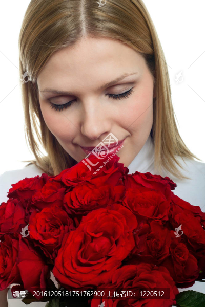年輕貌美的女人帶著一束玫瑰