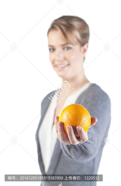 漂亮的女孩帶著橘子