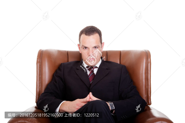 坐在椅子上的商人；在白色背景下孤立。工作室拍攝。