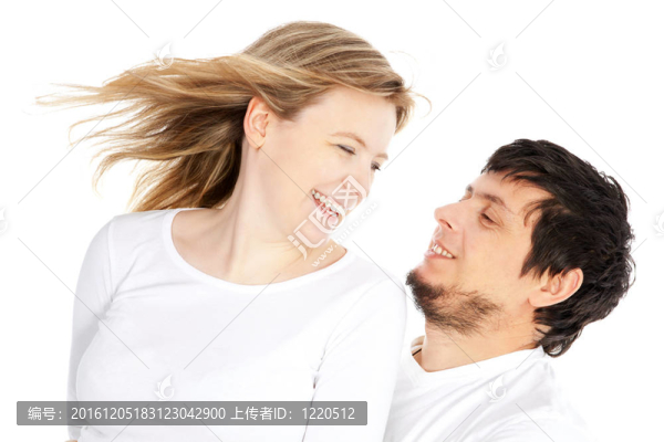 幸福的情侶在白色的微笑