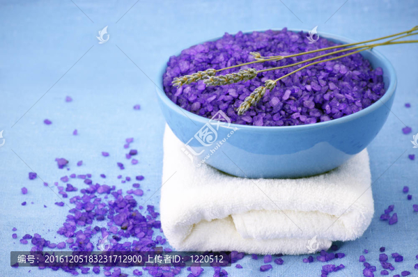 沐浴鹽；薰衣草和毛巾