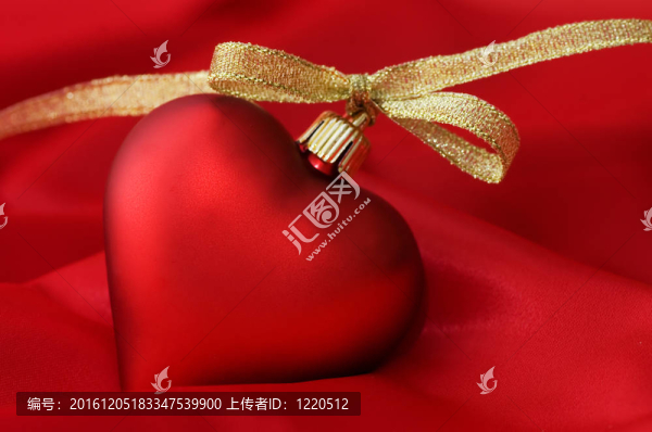 紅色織物上的玩具心