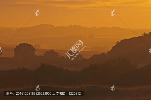 越過(guò)山谷的黎明
