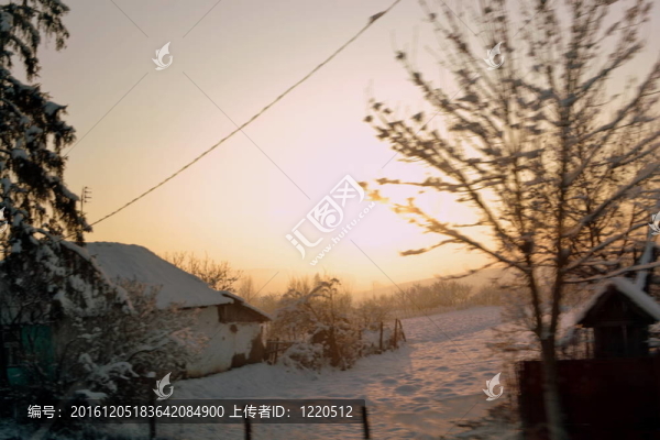 村莊上空的柔和景色