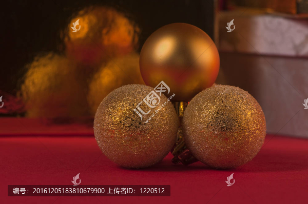 金色的圣誕飾品和禮物