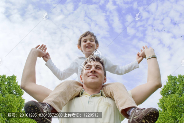 父子倆對抗多云的天空
