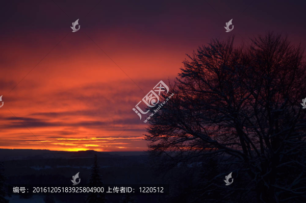 冬日風(fēng)景中美麗的夕陽