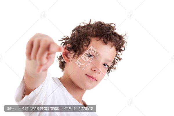可愛的男孩指向；孤立的白色；工作室拍攝