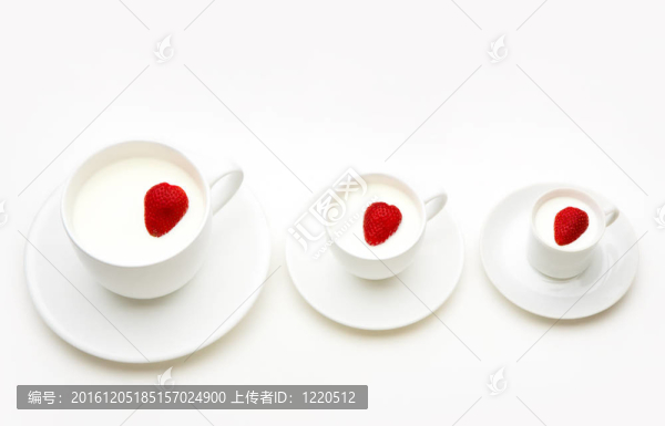 用心形的漿果里面白色牛奶三杯