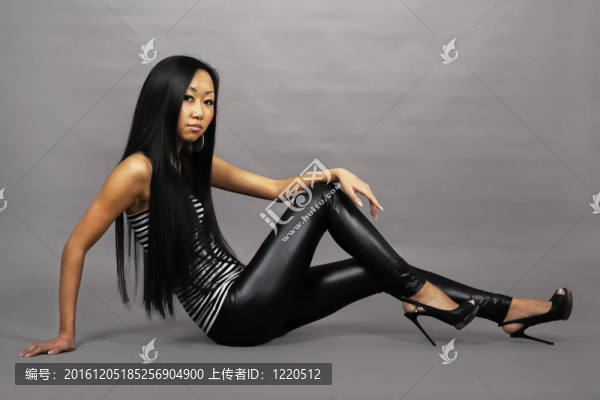美麗的亞洲婦女在剝離背心
