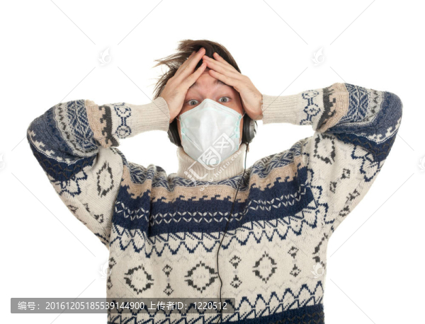戴面罩的受驚嚇的年輕人