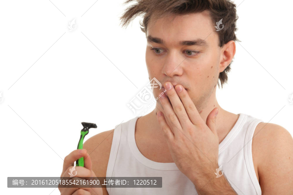 體貼的年輕英俊男子在休閑白色襯衫剃須刀